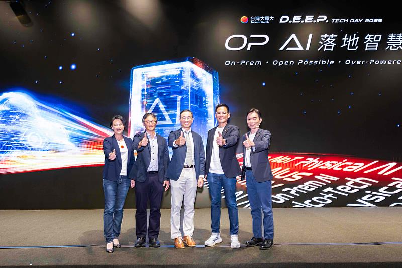 台灣大哥大舉辦第3屆硬科技日，總經理林之晨、資訊長蔡祈岩、企業服務事業商務長朱曉幸率領台灣大AI研發團隊，邀請Google DeepMind 研究副總裁紀懷新、群聯電子創辦人暨執行長潘健成2位重量級講者，從全球趨勢、硬體突破到在地創新，為台灣產業提供AI落地的全方位視野。