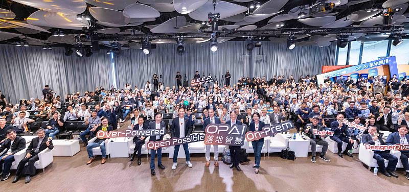 上百位CIO及高階主管參與台灣大第3屆硬科技日，共同探討AI落地解方。（前排左起：台灣大資訊長蔡祈岩、台灣大總經理林之晨、Google DeepMind 研究副總裁紀懷新、群聯電子創辦人暨執行長潘健成、台灣大企業服務事業商務長朱曉幸）
