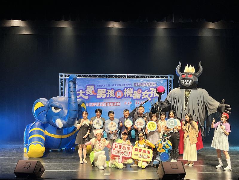 蘋果劇團2025全新創作《大象男孩與機器女孩》巡演開跑記者會，與會貴賓與演員合影