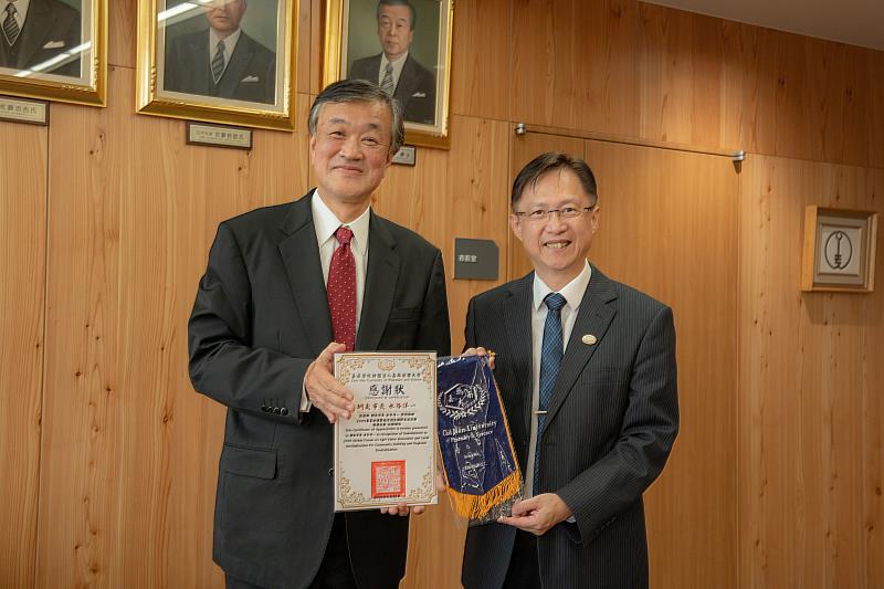 嘉藥主任秘書陳品晟（右）代表校方致贈禮品感謝北海道網走市市長水谷洋一接待