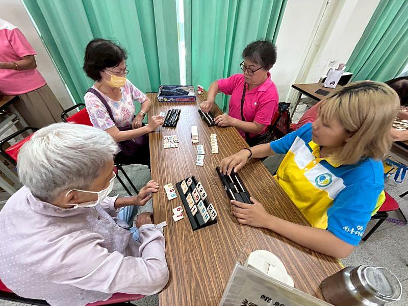 鯤鯓社區帶來拉密活動，現場民眾與學生熱情互動，大家一起體驗「摸牌仔」的樂趣，氣氛熱鬧融洽。