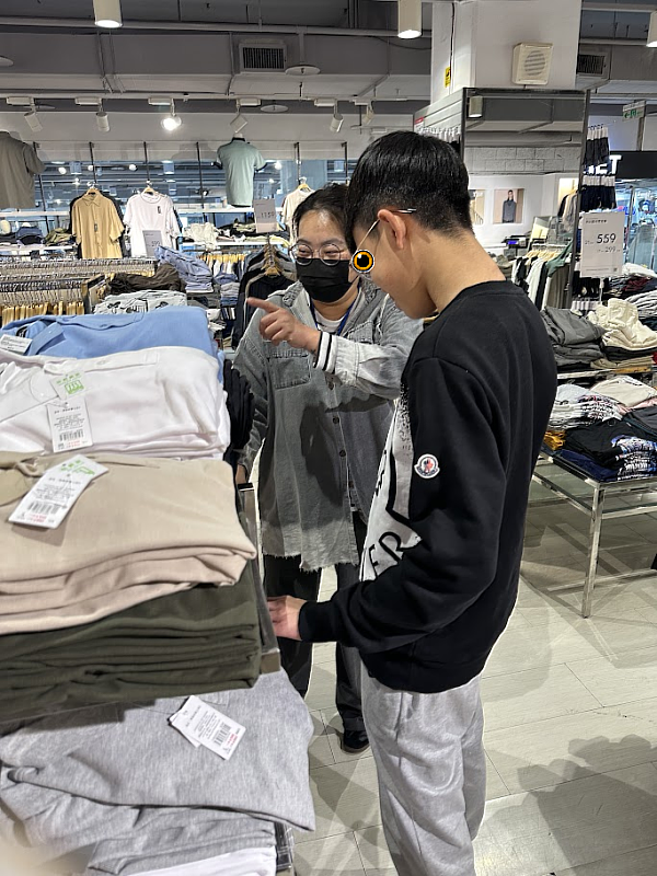 就服員透過「協助特定對象及弱勢者求職面試整備服裝服務計畫」為小林採辦適合面試穿著的衣褲.
