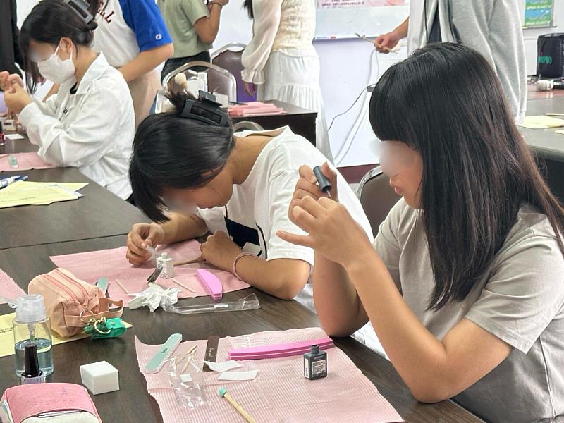 南投就業中心為弱勢青少年舉辦美甲體驗課程