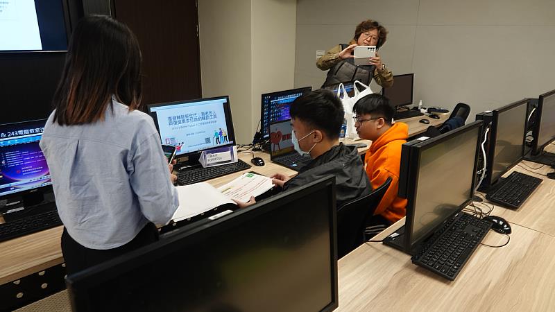 花蓮高商學生參加AI實體工作坊,接受業師指導優化提案
