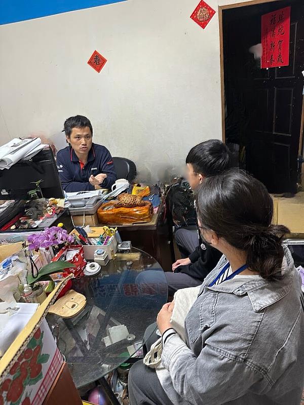 就服員陪同小林參加冷氣安裝助理面試