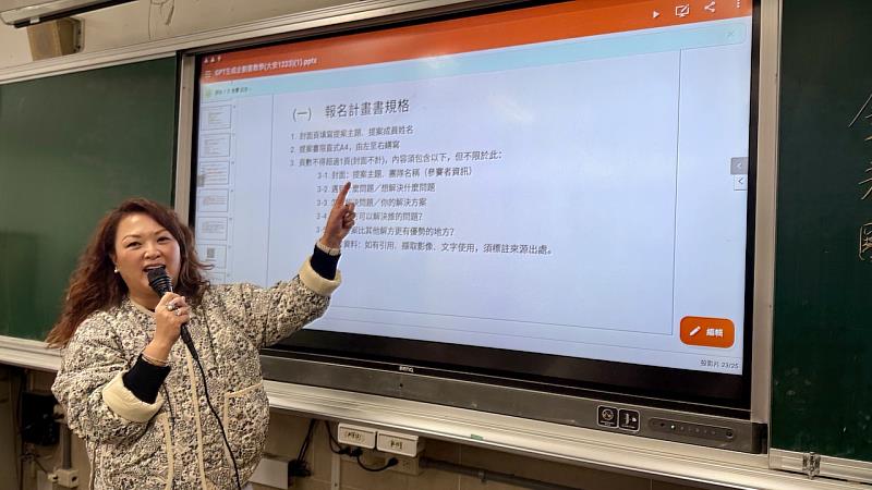 臺科大師培中心翁楊絲茜教授親自帶著研究生到偏鄉指導如何用AI進行提案報告撰寫。