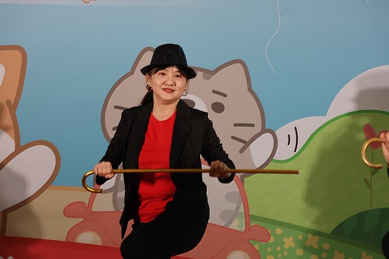 52歲的聽障舞者苑香，加入舞團十年了，透過精湛的舞蹈表演，期盼能鼓勵更多身心障礙朋友走出家門。