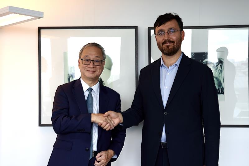 法國國家電影與動畫中心（CNC）主席布魯埃爾（Gaëtan Bruel，右）預告11月文策院舉辦的臺灣創意內容大會（TCCF），CNC將率領超過70組影像公司、團隊等赴臺交流，期待屆時與文化部長李遠（左）洽談更進一步的合作。