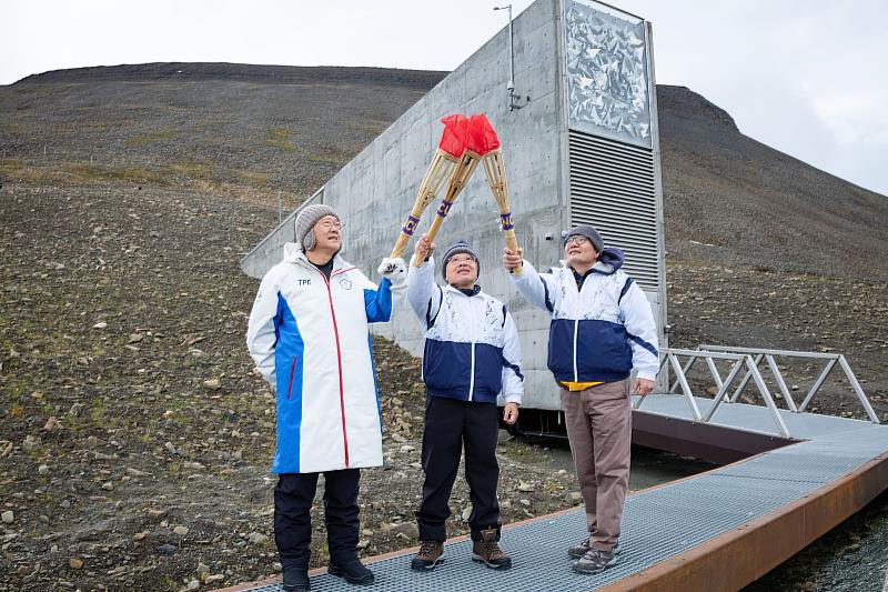 115年全大運史無前例地在北極引燃聖火,在全球種子庫(Seed vault)前,高舉台灣原住民工藝的聖火火炬,象徵生命起源與無限希望。