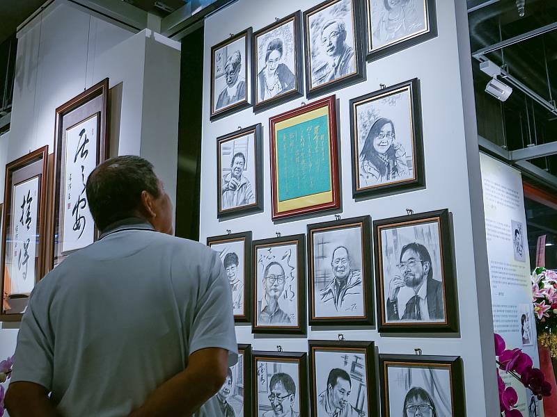 觀眾駐足欣賞唐菁老師的素描結合書法創作，作品內容描繪本次參展藝術家群像，並融入書畫元素，展現人物與翰墨之間的深刻聯繫。