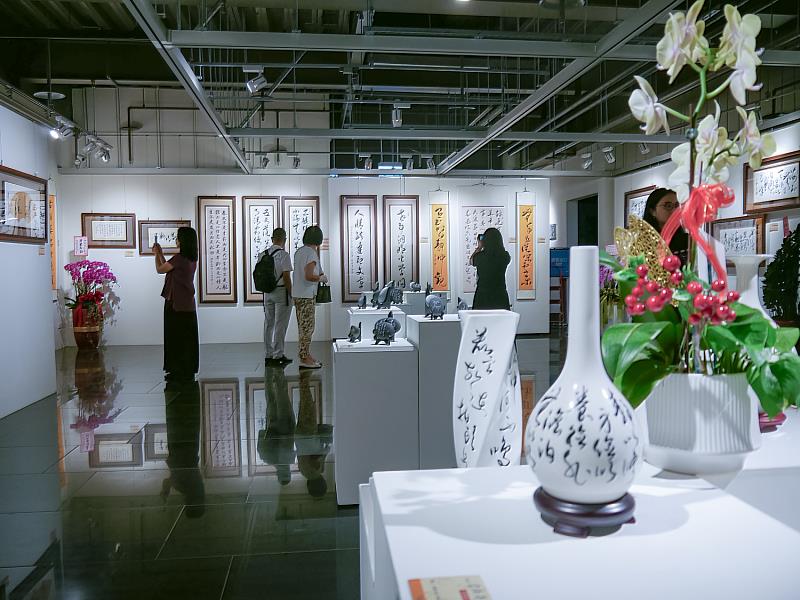 展覽現場氛圍高雅,書畫與立體作品交相輝映,呈現書法藝術在當代的豐富姿態。