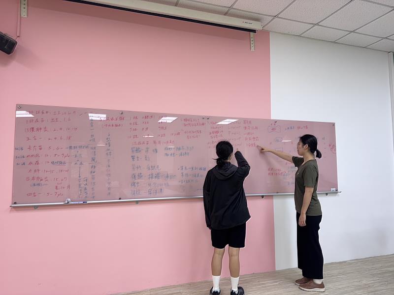 元培護理系師生一起為國考努力,課後留校討論
