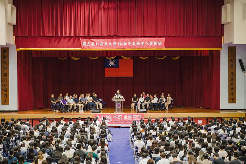 任立中校長主持開學典禮，各單位師長主任及學院院長，也齊聚一堂鼓勵新生們。