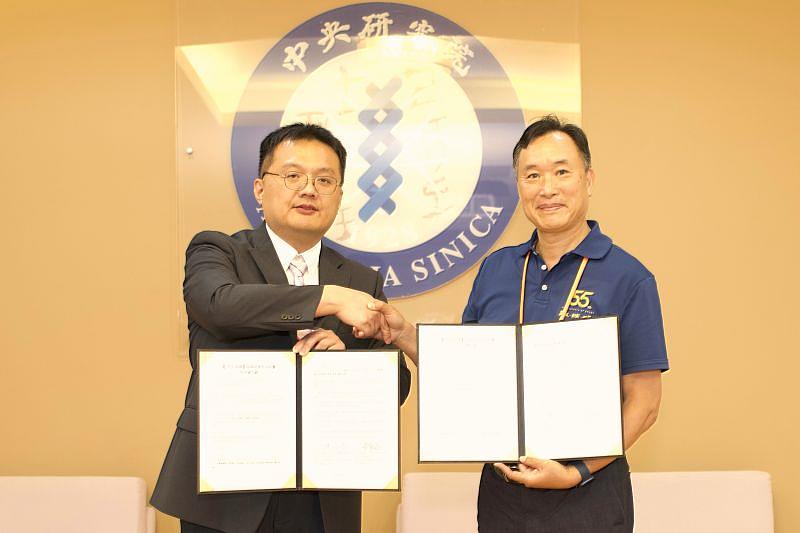 南臺科大校長黃能富與台灣人工智慧學校基金會執行長陳伶志於MOU簽署後握手。這份合作標誌著南臺科大成為全台唯一與台灣人工智慧學校攜手的科技大學代表，將匯聚雙方在AI人才培育與技術應用上的能量，共同擴大對產業的影響力。