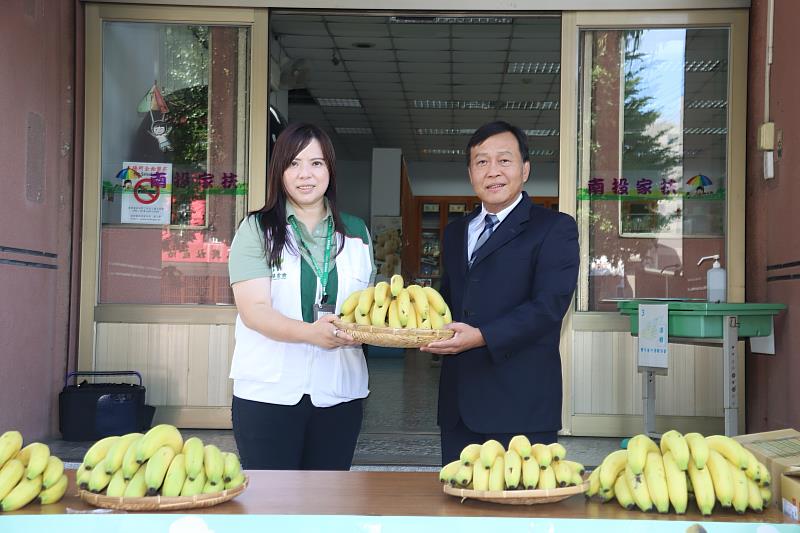 農糧署姚士源署長致贈南投家扶中心國產香蕉
