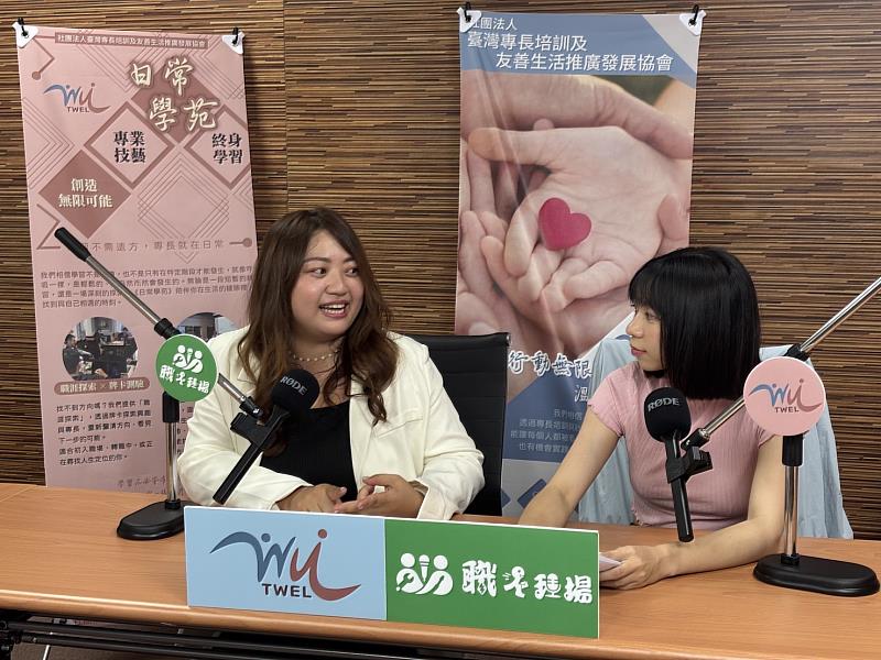 主持人紀宇涵(右)訪問美容師庭薰(左)