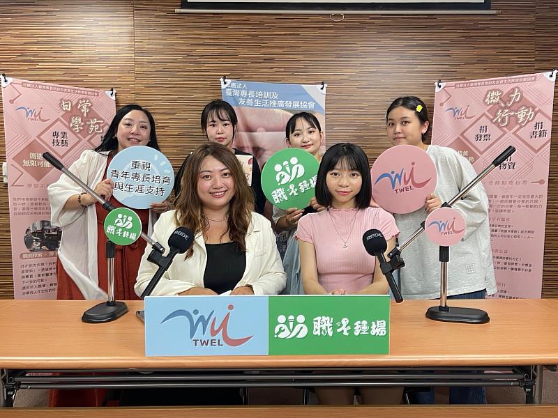 公廣系畢製團隊專訪薰心靈花園美容美體工作室創辦人兼美容師庭薰（前排左），全體合影