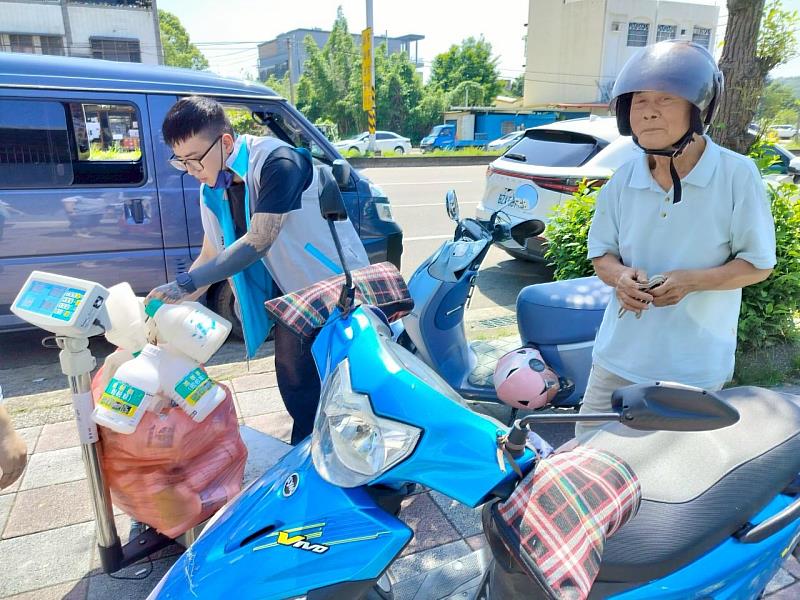 民眾參與農藥能量飲空瓶回收活動資料畫面