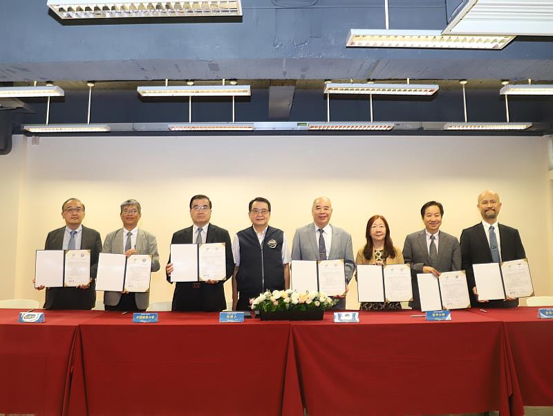 薛博仁副校長（左3）代表中國醫藥大學與台中捷運公司和中台灣六所大學簽署合作備忘錄。