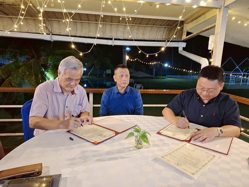 南華大學科技學院陳柏青院長(右)與馬來西亞「騰達生態農業科技公司」葉茂生執行長(左)簽署產學合作,保佛縣漁業處處長Primus bin Lukas(中)見證簽約儀式。