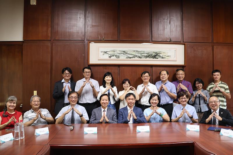被譽為「台股多頭總司令」的前國泰投信董事長張錫，於退休一個月後即宣佈回到母校東海大學，受聘財務金融系客座教授。
