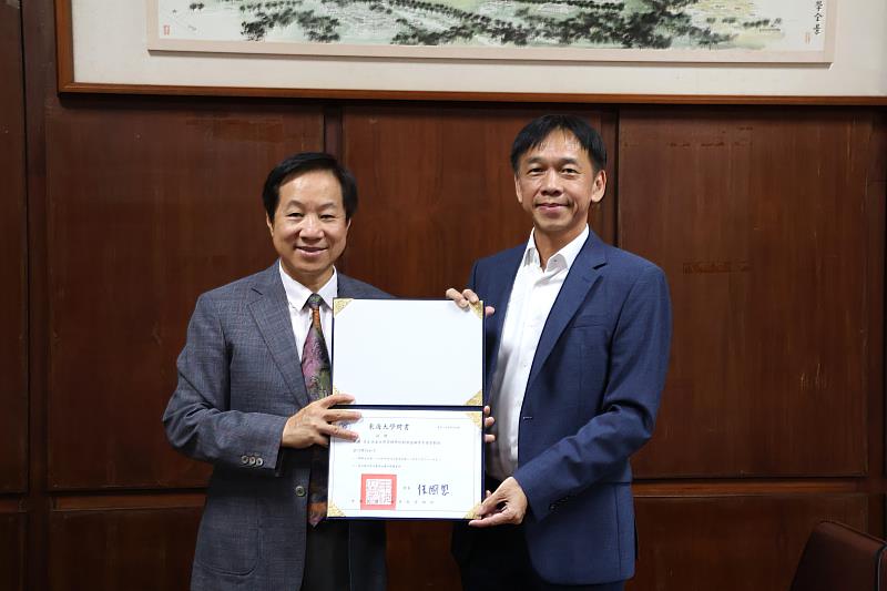 東海大學10日舉行聘任儀式,由張國恩校長親自頒發聘書。