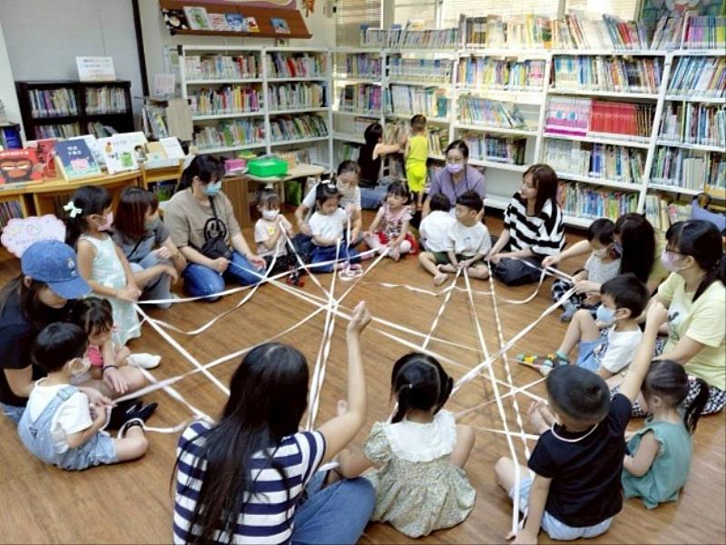 藉由親子玩線繩遊戲破冰，拉近彼此的距離。