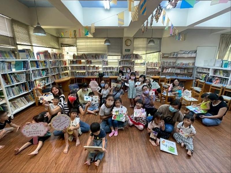 邀請親子拿著共同完成的作品一起拍照留念。