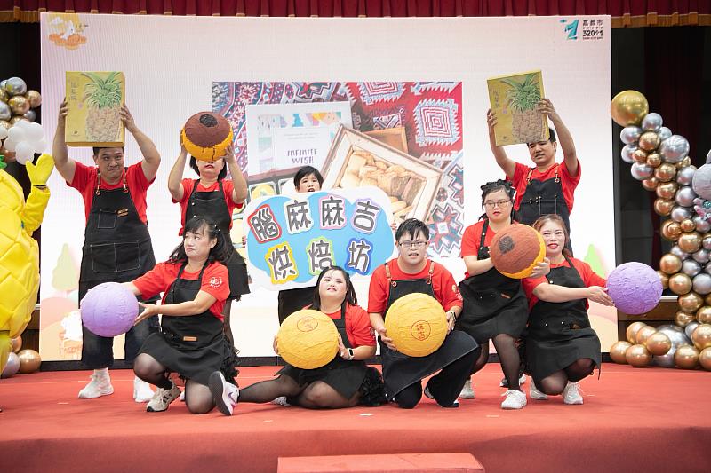 現場有設攤以及走秀行銷愛心伴手禮盒