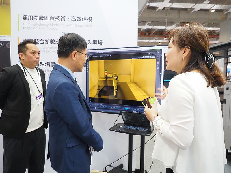 勤崴國際副總經理林映帆向經濟部次長何晉滄解說數位雙生平台技術。(勤崴國際提供)
