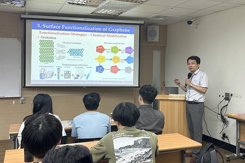 明志科技大學黃啟賢教授介紹石墨烯表面功能化策略,展現碳材料在新興應用領域的潛力