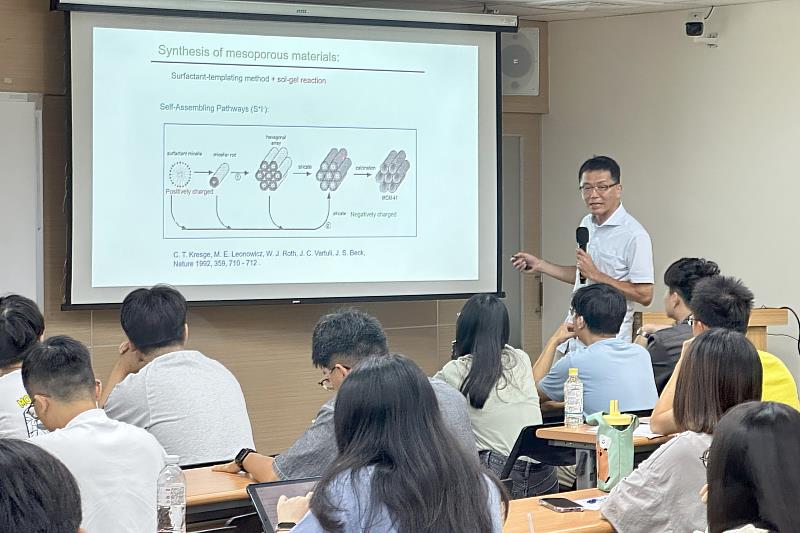 成功大學林弘萍教授深入解析「介孔材料的合成方法」，帶領與會者掌握碳材料研究的重要基礎