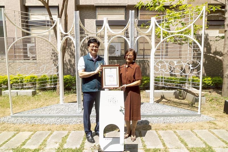 本檔展覽完整呈現臺灣首位執業女性建築師王秀蓮（1929-2023）的建築作品與人生軌跡。圖為臺南市副秘書長徐建麟（左）及王秀蓮建築師之女兒林慶棻女士（右）