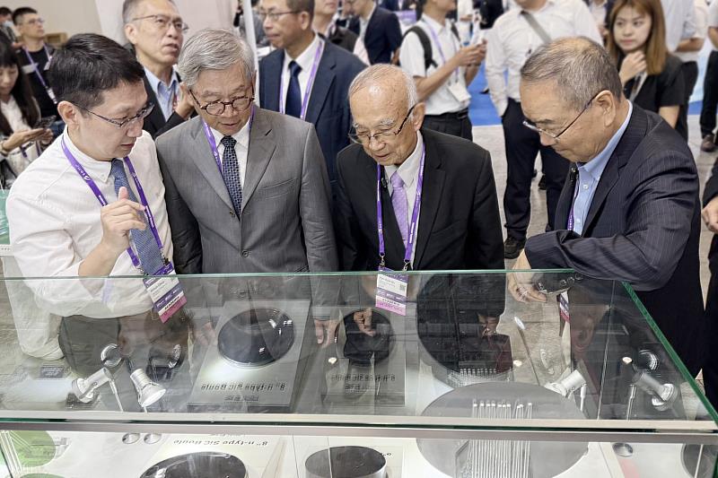9月10日展覽開幕式現場,成大半導體學院榮譽院長王康隆院士(右 1)、成大半導體學院蘇炎坤院長(右2)、成大半導體學院周明奇副院長(左1)、國科會主委吳誠文(左2)一同觀賞SiC晶體展示及玻璃雷射穿孔
