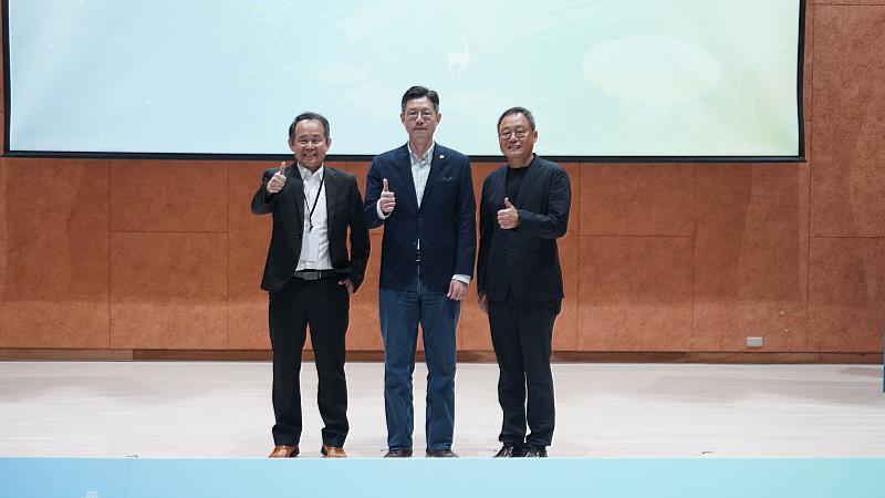 資策會人工智慧研究院副院長 林志學與凱衛資訊股份有限公司董事長 王崇旭以迎向淨零AI智慧新時代為題為大家帶來論壇下午場的演說(圖/臺南市經濟發展局提供)