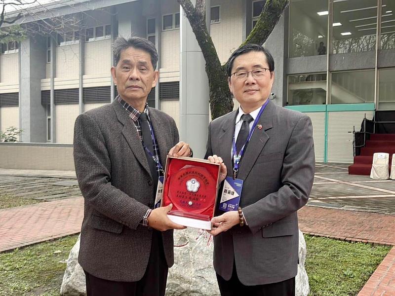 東華大學校長徐輝明接任全國大專體育總會第十屆第二任大專高爾夫委員會主任委員。右為東華大學前校長趙涵㨗前主委。