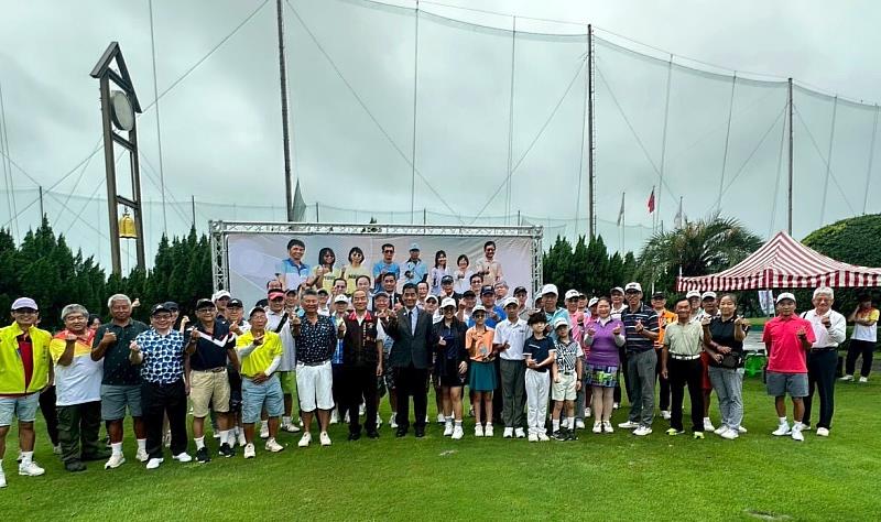 徐輝明校長主持114年全國大專教職員高爾夫錦標賽開幕典禮及大合照。