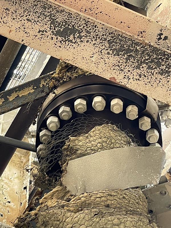 圖為法蘭(flange),用於連結兩段管線或管件的金屬構件,通常以螺栓鎖固,並夾入墊片以確保密封。