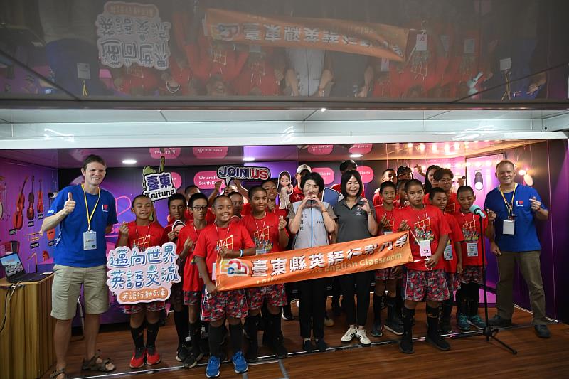 紅葉小將與饒縣長共搭英語行動列車 用AI譜寫棒球心情交響曲
