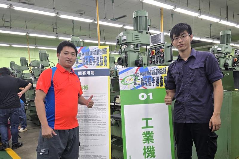 海大輪機系潘柏丞（右）勇奪國際技能競賽「工業機械」國手資格（左為海大附中林子堯老師）