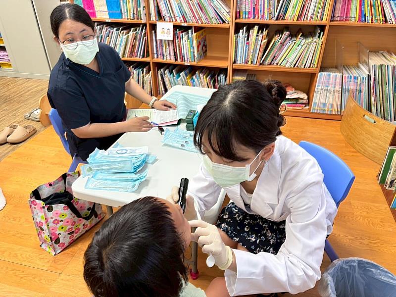 牙醫師入校園做兒童口腔篩檢