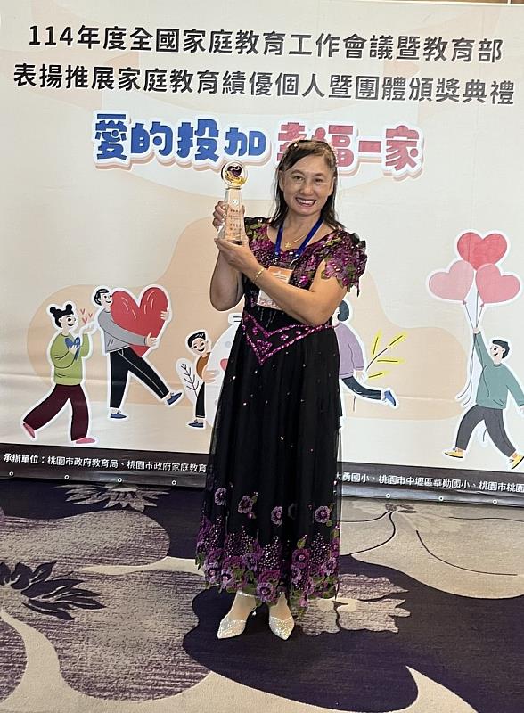 家庭教育中心志工鄭新綿女士獲教育部績優志工個人獎