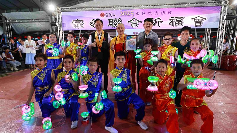 靈鷲山聖山寺監院懇慧法師（中著袈裟者）致贈感謝狀給桃園北門國小扯鈴隊。（圖由靈鷲山佛教教團提供）