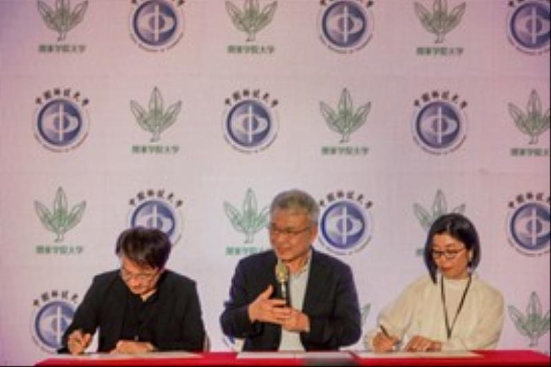 在中國科大陳振遠校長（中）的親自見證下，由湯潔新院長（左）與山口溫學部長（右）代表兩校簽署合作協議（照片/校方提供）