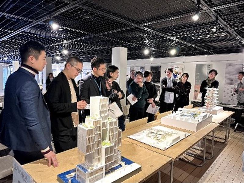 第23回關東學院大學橫濱「建築展」垂直評圖(照片/校方提供)