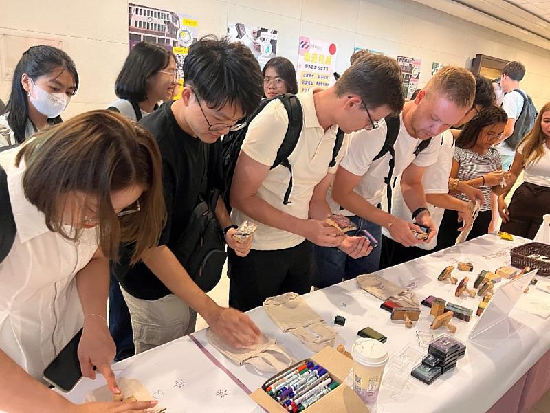 南臺科技大學國際新生參與提袋設計體驗活動,感受多元文化交流氛圍。
