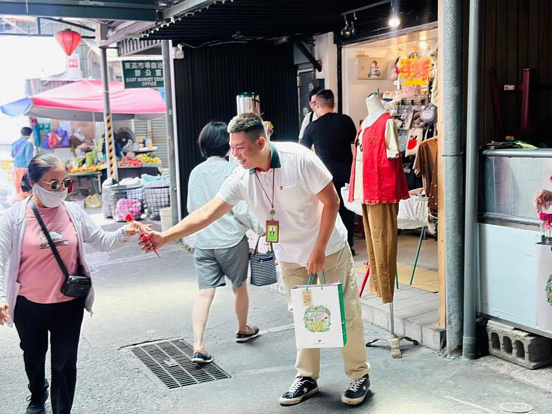 成大店專案經理吳宇麟從餐飲業轉職信義房屋，原本在手搖飲料店擔任店長，卻因疫情黯然收攤，使他決定要找一份可以更長久經營、發展性更好的工作。加入信義後，圓夢選上店主管，今年更自我成長、學會剪接短影音。