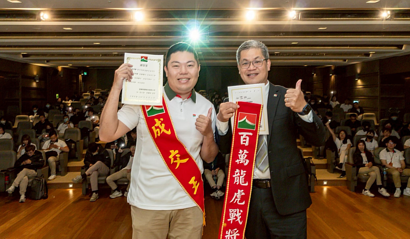 信義房屋任職5年的吳宇麟（左），在今年「圓夢」選上店主管。