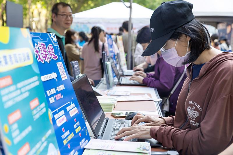 民眾在活動會場運用台灣就業通找課程（歷史照片）