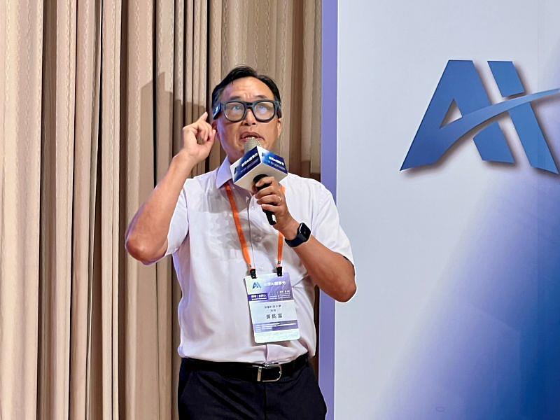 南臺科技大學黃能富校長在演講中，親自戴上AR智慧眼鏡，生動說明AI技術如何應用於智慧永續農業。這項實際案例不僅展現了AI Maker平台能將模型部署到多種終端設備的強大功能，更呼應了南臺科大致力於推動AI產業落地的決心。